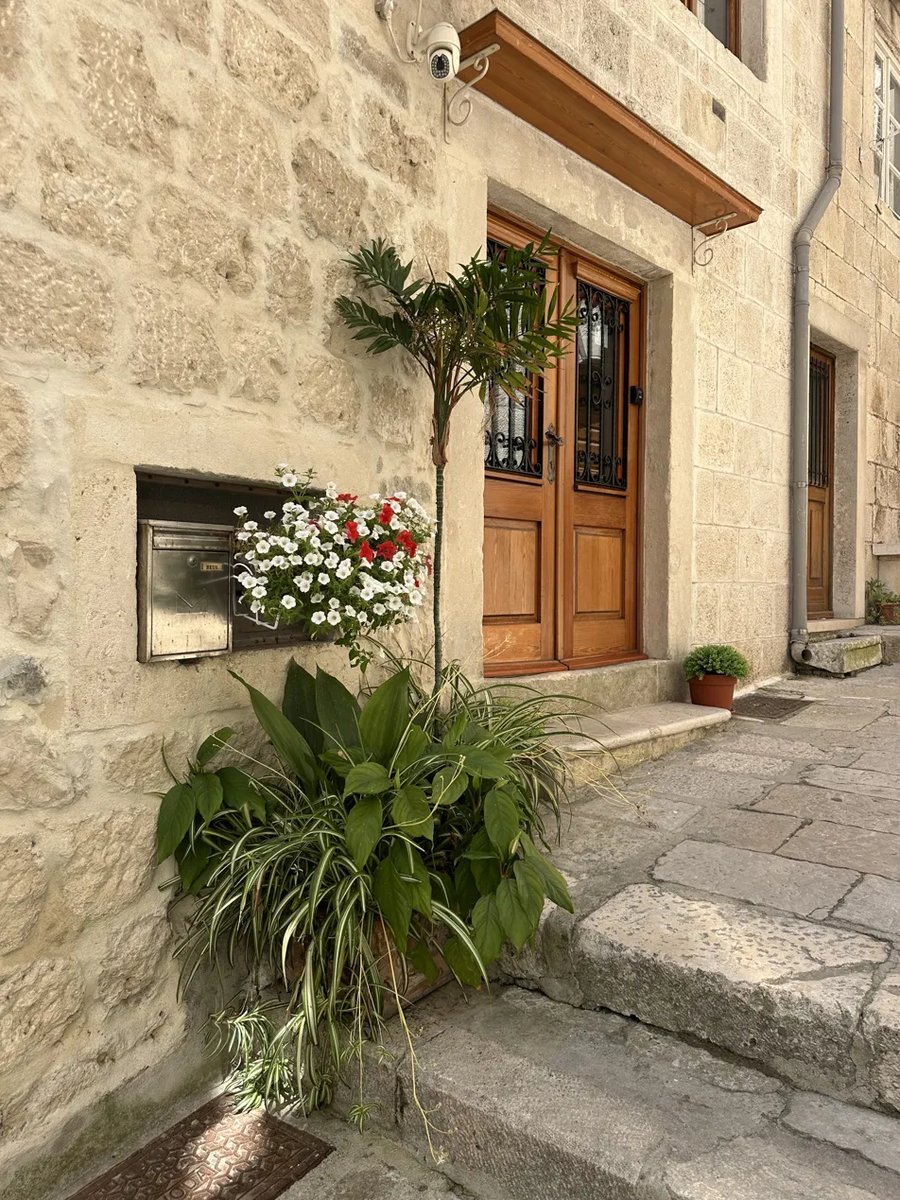 Narrow Korčula alley with flowers on a doorway