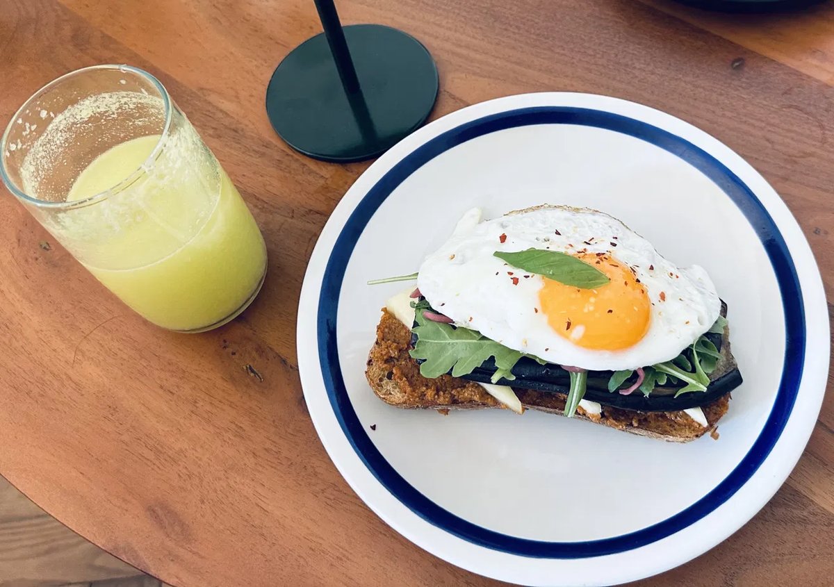 Fresh juice and egg toast breakfast at Čiz Pliz