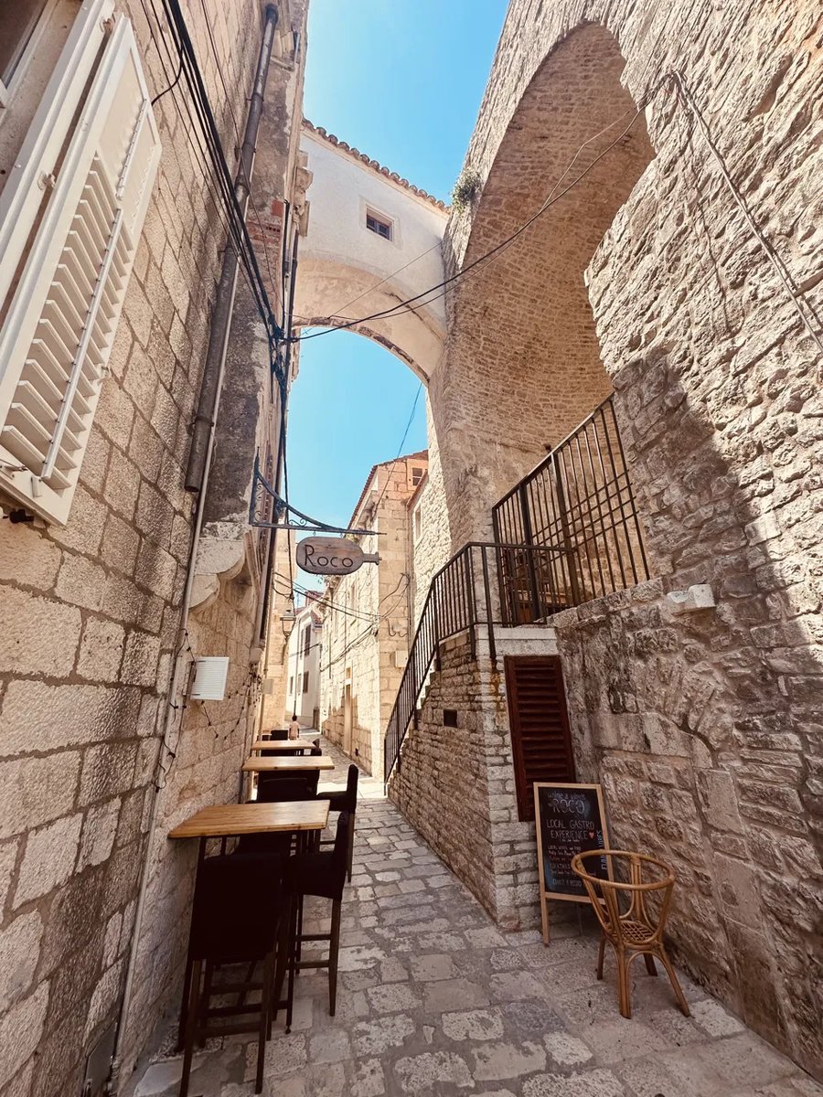 Alley archway cafe in Korčula
